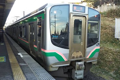 ホームに停車するE721系電車
