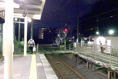 ホームの先に構内踏切