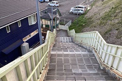 ホームからの階段は急勾配