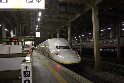 越後湯沢駅を発車するMaxとき