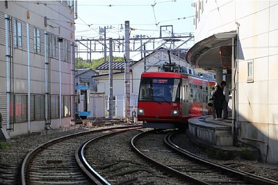 ホームからの線路がカーブしている