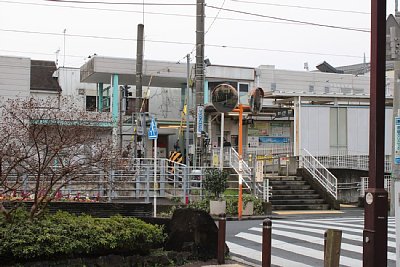 道路からすぐにホームへ