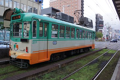 はりまや駅に停車する200型電車