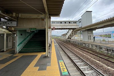 ホームと跨線橋