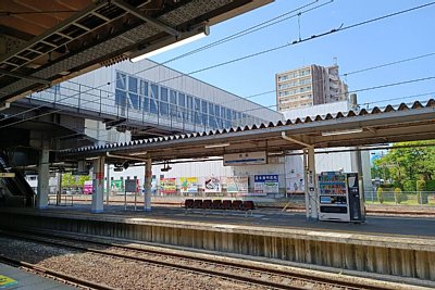 ホームと跨線橋