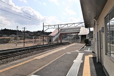 ホームと跨線橋