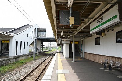 駅舎と跨線橋