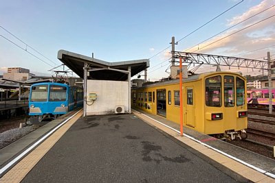 島式ホームに800系電車と100系電車