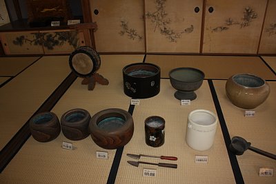 居間に茶道具が揃っています