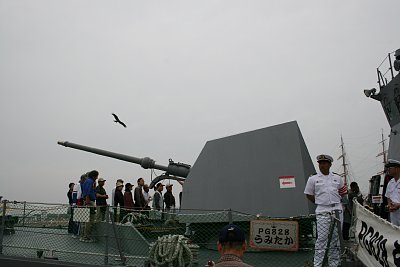 62口径76mm単装速射砲を側面から見る