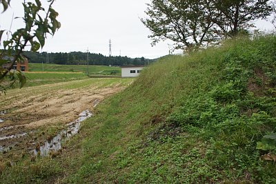 西側の切岸ですがここには郭が延びていたようです