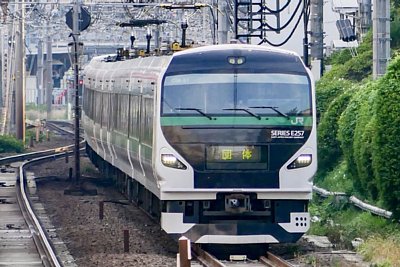 通過するE257系団体列車