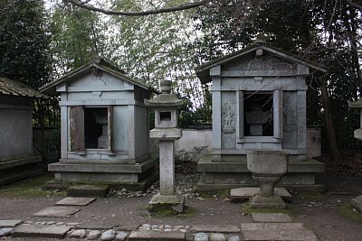 富山県指定史跡　瑞龍寺石廟（左・利家公　右・利長公）