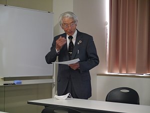 藤井理事から講師の上坂先生を紹介